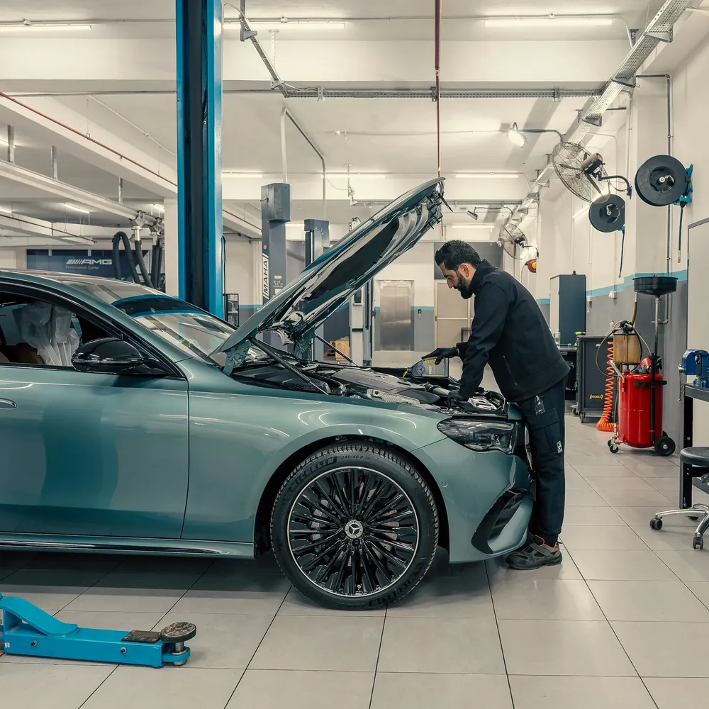 Fahrzeug in einer Werkstatt bei der Prüfung